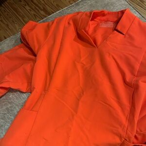 Figs women’s size large fiery coral scrub set